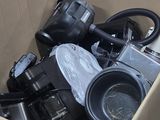 une boîte remplie de matériel électronique posée sur le sol