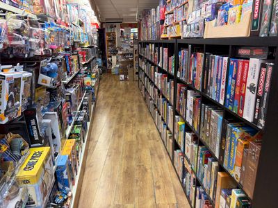une longue allée de jouets et de jeux dans un magasin