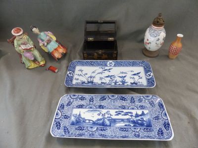 deux assiettes bleues et blanches posées sur une table, à côté d'une petite boîte