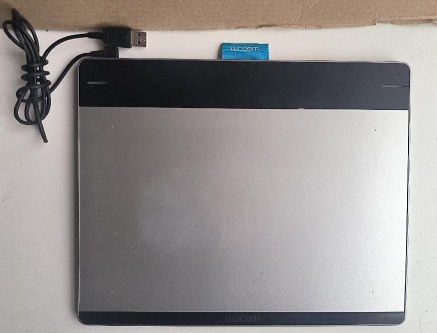 Tablette graphique de marque WACOM, modèle INTUOS Pen & Touc…