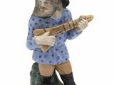figurine représentant un homme jouant de la guitare sur fond blanc