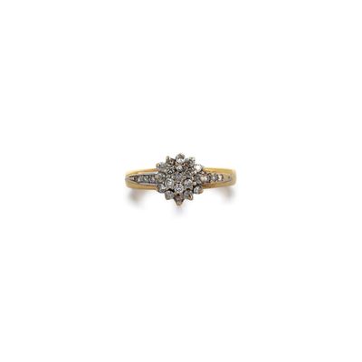 Bague « Fleur » en or jaune et gris 750‰ ornée de diamants t…