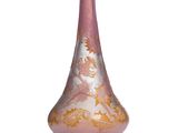 un vase rose sur lequel est représentée une femme