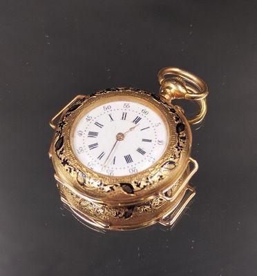 une montre de poche en or avec des chiffres romains