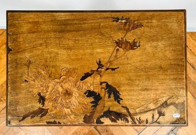 une boîte en bois décorée d'une peinture représentant des fleurs