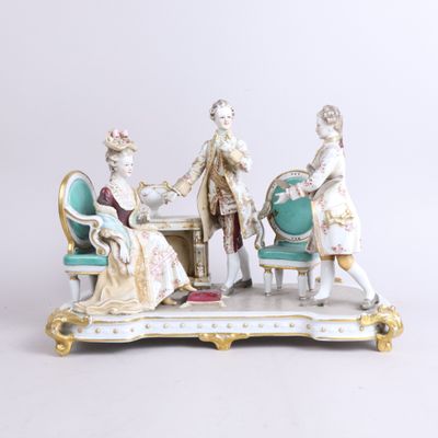 une figurine représentant trois personnes assises à une table
