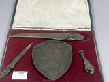 une boîte contenant un couteau, une cuillère et d'autres objets
