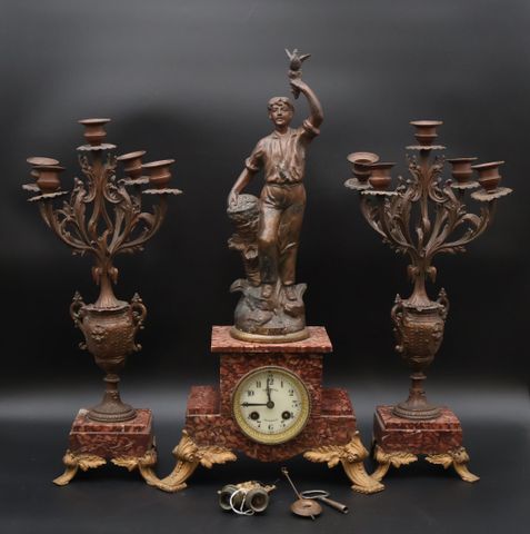Garniture de cheminée marbre et régule à décor d’après Marceau in...