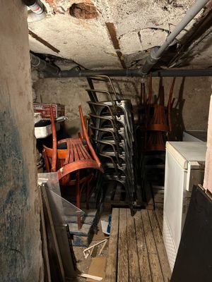 une pièce avec beaucoup de chaises et un réfrigérateur