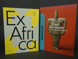 Les deux livres sont posés sur une surface noire.