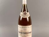 une bouteille de vin posée sur une table