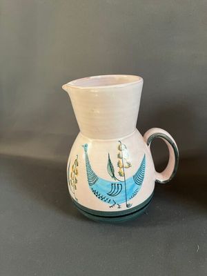 deux vases posés sur une table