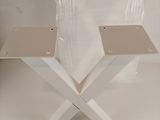une table pliante blanche sur laquelle sont posées deux chaises