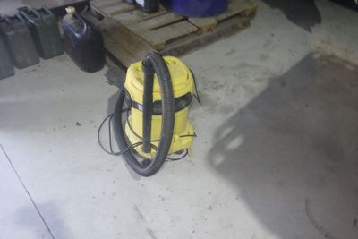 un sac à dos jaune posé sur une palette dans un garage