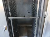 une armoire métallique contenant un plateau métallique