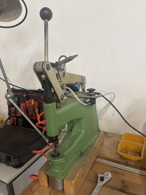 une machine posée sur une table