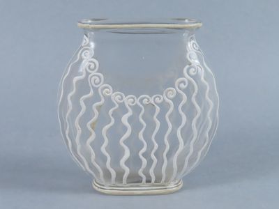 un vase en verre orné d'un motif en spirale