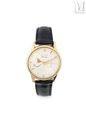 gros plan d'une montre sur une surface blanche avec un bracelet noir