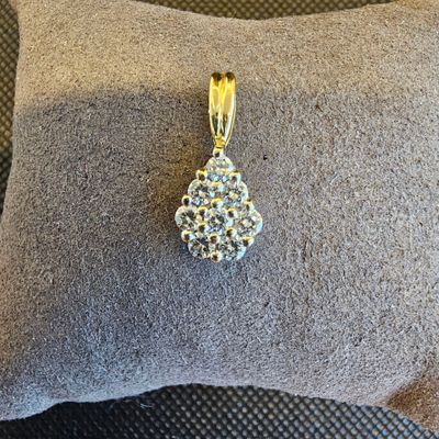 un pendentif en diamant posé sur un coussin, sur une chaise