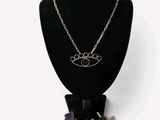 un collier orné d'une croix, porté par un mannequin