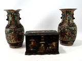 trois vases posés l'un à côté de l'autre sur une table