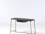 l'image d'une petite table surmontée d'un tiroir