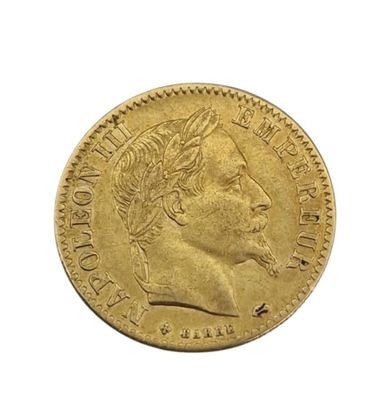 gros plan d'une pièce d'or sur fond blanc