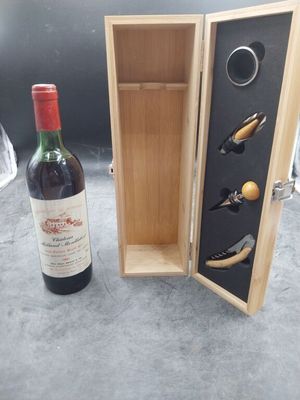 une bouteille de vin à côté d'un tire-bouchon et d'une bouteille de vin
