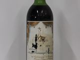 une bouteille de vin posée sur une table