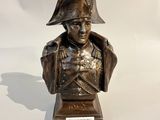 buste en bronze d'un soldat portant un casque, sur fond blanc