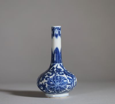 Chine, vase en porcelaine bleu et blanc de forme bouteille à… - Photo 1