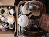 deux boîtes remplies de tasses et de soucoupes de toutes sortes