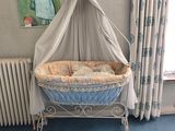 un lit de bébé dans un coin de la pièce