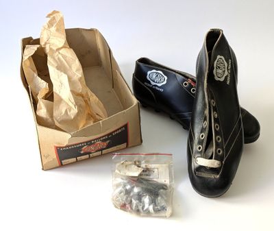deux paires de chaussures placées l'une à côté de l'autre