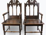 paire de chaises anciennes de style gothique avec des accoudoirs en bois sculpté