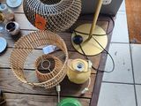 beaucoup d'objets posés sur le sol