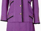 une photo d'une robe et d'une veste violettes sur un mannequin