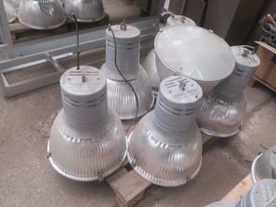 de nombreuses lampes posées sur une palette dans une pièce