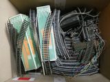 une boîte contenant tout un tas de rails de train