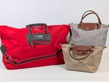 trois sacs de couleurs différentes sont alignés sur une surface blanche