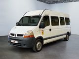une camionnette blanche garée à l'intérieur d'un bâtiment