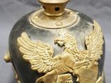 un casque noir et doré orné d'un aigle doré