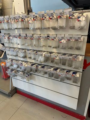 de nombreux sacs de nourriture sur les rayons du magasin