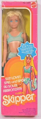 La poupée Barbie se trouve dans une boîte rose posée sur une surface blanche