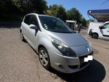 La voiture argentée est garée sur le bord de la route.