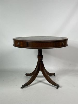 une table ronde avec un plateau en bois et une base en bois