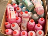 une boîte en carton remplie de pots de peinture et d'un téléphone portable