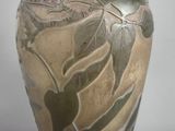 un vase posé sur une surface blanche