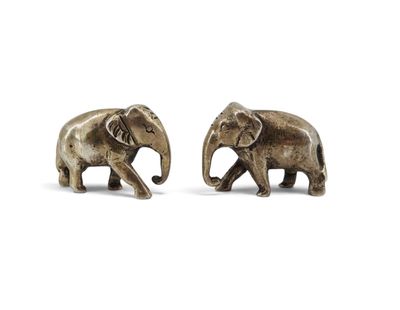 une paire de figurines d'éléphants sur fond blanc