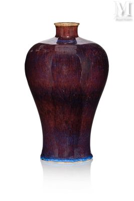 un vase marron bordé de bleu sur un fond blanc